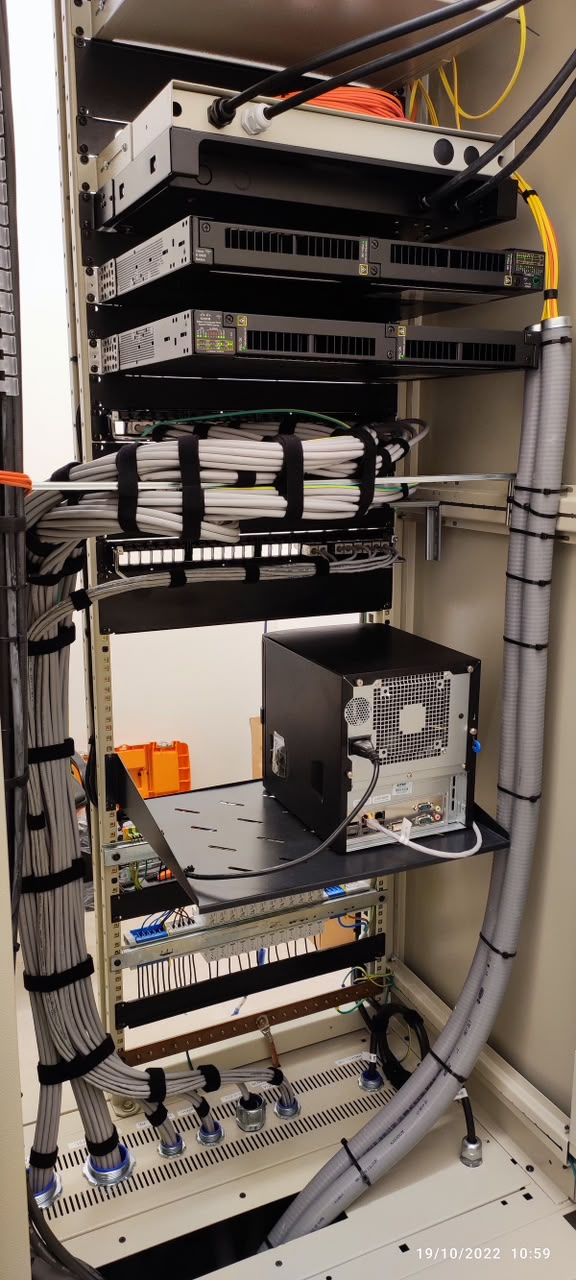 Network cabinet with neat structured cable management